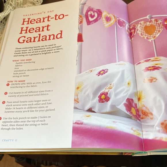 Rosie O'Donnell's CraftyU: 100 Easy Projects -Whole Family Can Enjoy All Yr Long - Picture 5 of 6